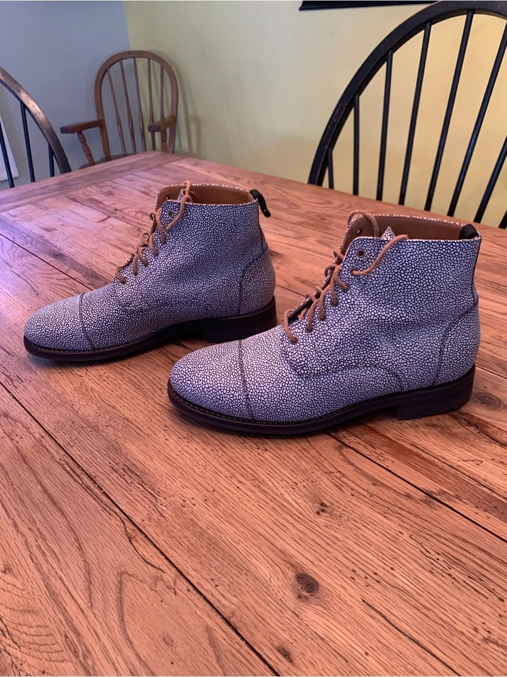 Taft Men's White & Tan Textured Chukka Boots